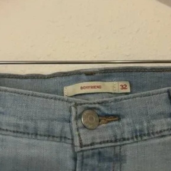 Red Tab Levi's Boyfriend Jeans Light Wash - Picture 2 of 7